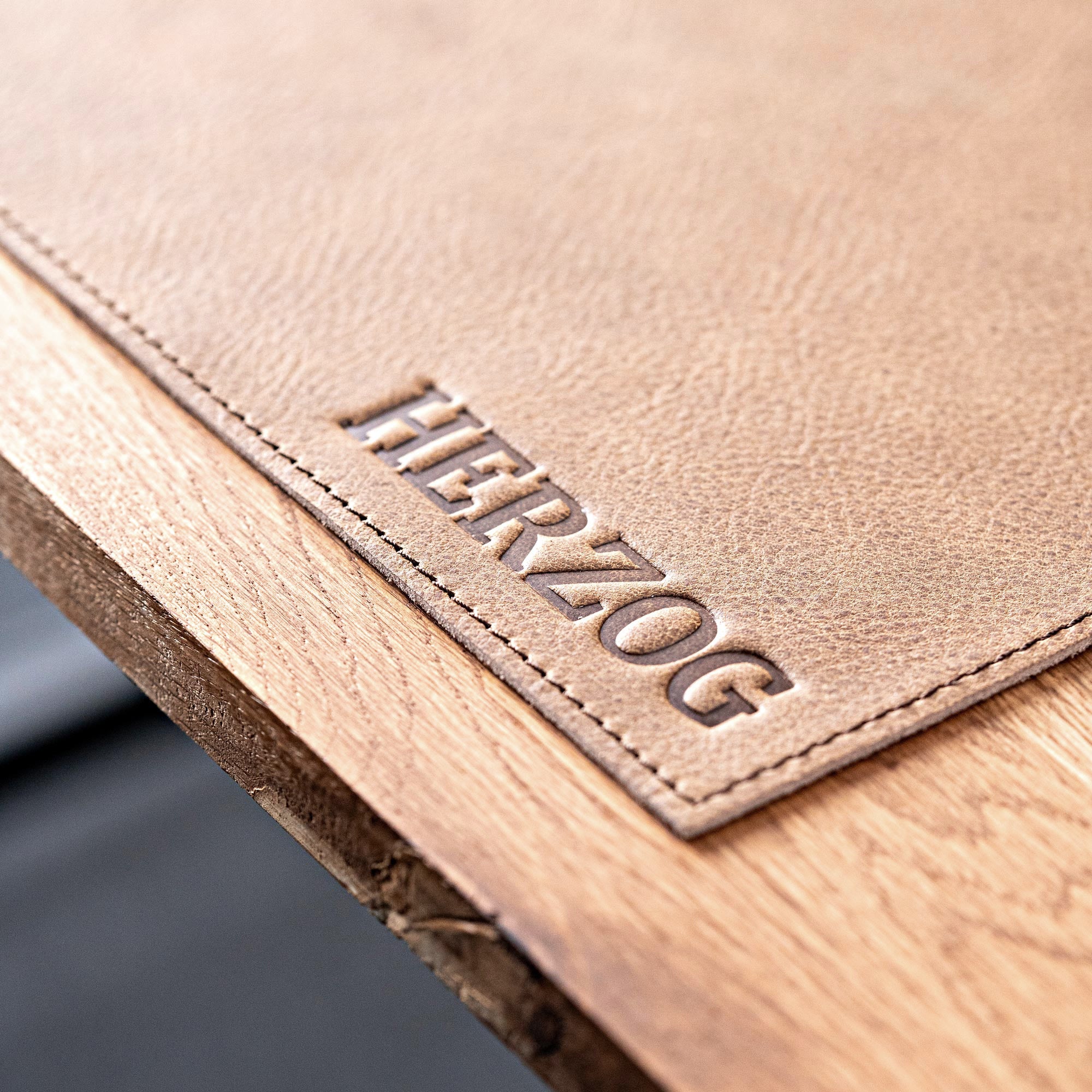 Zoom personnalisation sous-main cuir naturel camel